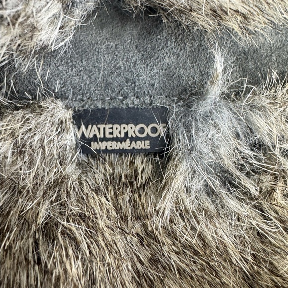 Manitobah Mukluks Grey Faux Fur Boots Waterproof Youth Size 2 - Picture 9 of 10